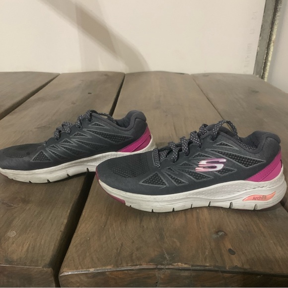 Sketchers size 6 arch support women’s shoes. - Picture 3 of 12